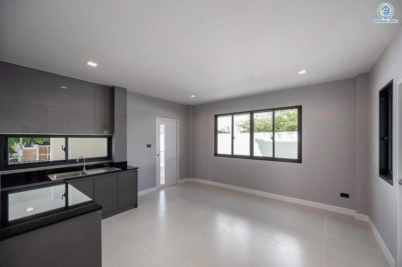 บ้านเดี่ยวฟิลคฤหาสน์มือสองตกแต่งใหม่ แบรนด์ LH ดีไซน์สุดหรูหรา โครงการ ลดาวัลย์ ปิ่นเกล้า เนื้อที่ 178.6 ตร.ว. บนพื้นที่ใช้สอยถึง 651.84 ตร.ม. ฟังก์ชันจัดเต็ม 5 ห้องนอน 7 ห้องน้ำ  1 ห้องแม่บ้าน จอดรถได้ถึง 3 คัน ทำเลศักยภาพติดถนนบรมราชชนนี เชื่อมต่อหลายเส้นทาง ใกล้มหาวิทยาลัยมหิดล และเซ็นทรัลศาลายา